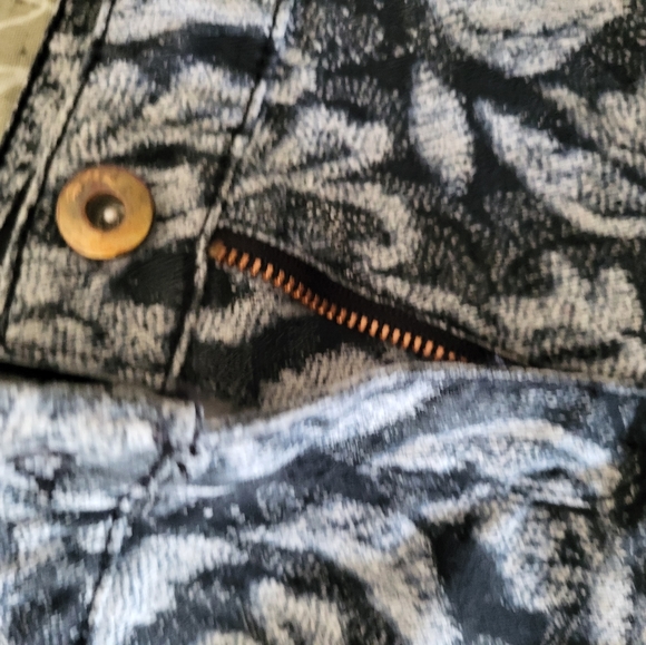 H&M Shorts with Side Embroidered Details - Picture 6 of 9